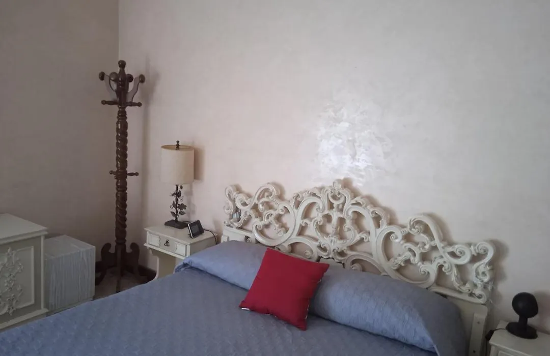 White Room, Stanza Matrimoniale in zona centrale-1