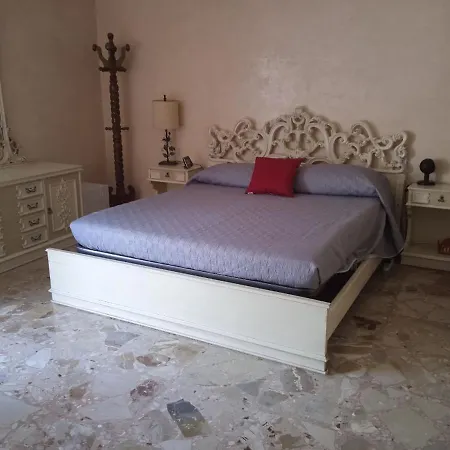 White Room, Stanza Matrimoniale in zona centrale-2