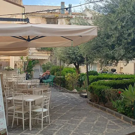 In The Heart Of Ortigia Piazza Archimede-3